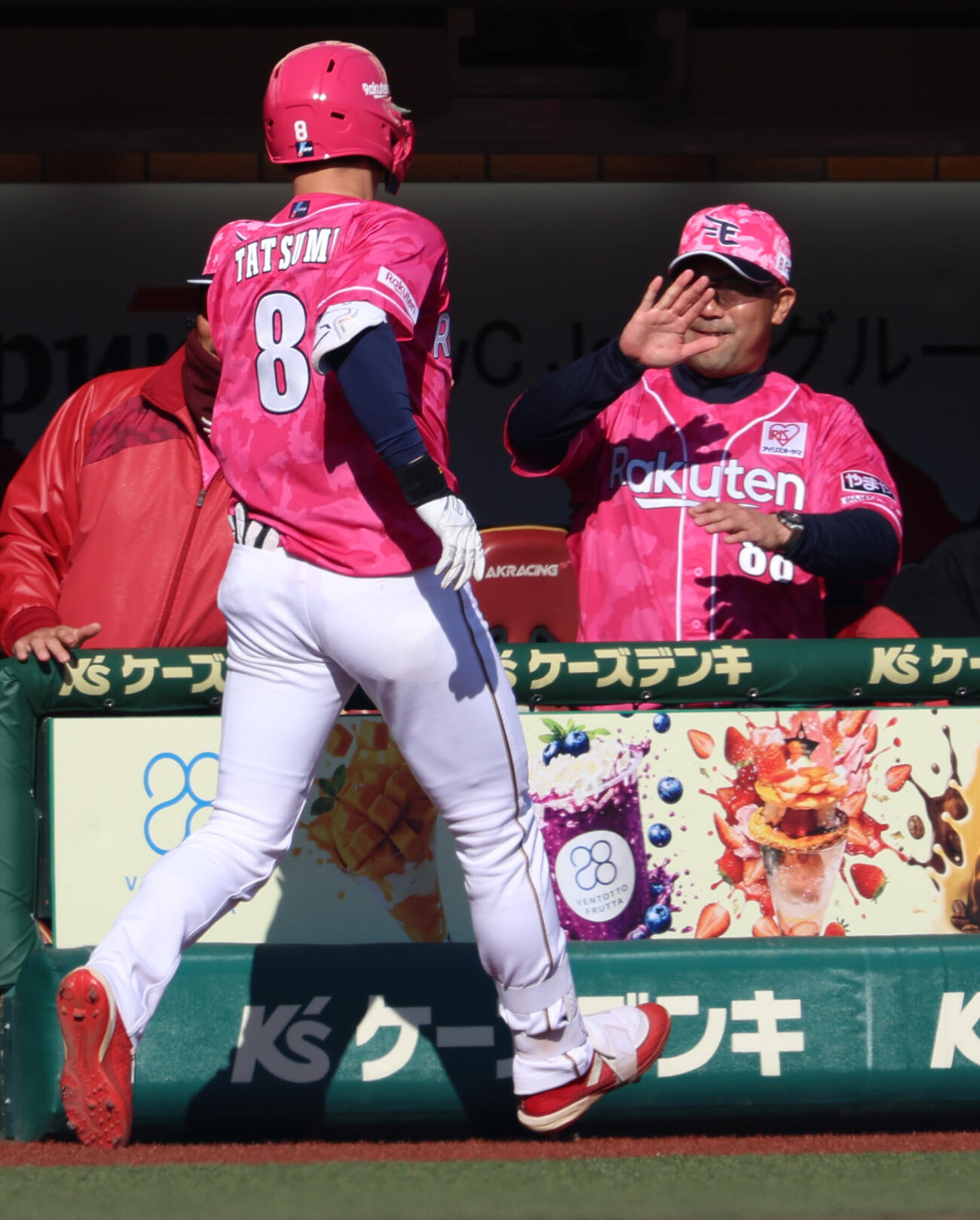 楽天対西武　4回裏楽天無死一、二塁、3点本塁打を放ち三木肇監督（右）に迎えられる辰己涼介（撮影・水谷安孝）