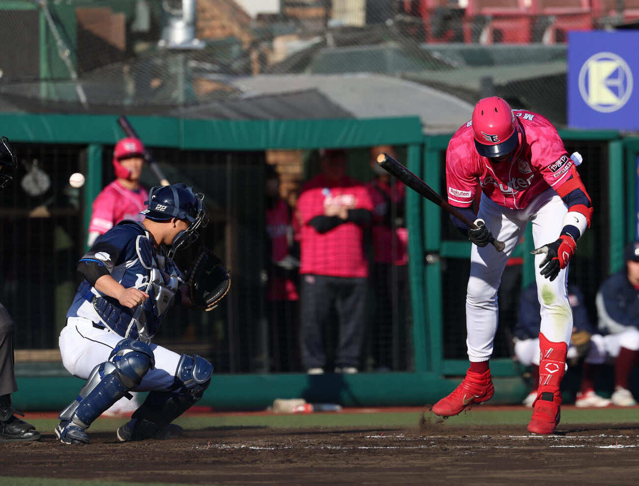 楽天対西武　6回裏楽天無死一塁、羽田慎之介の暴投を逸らす古賀悠斗（撮影・水谷安孝）
