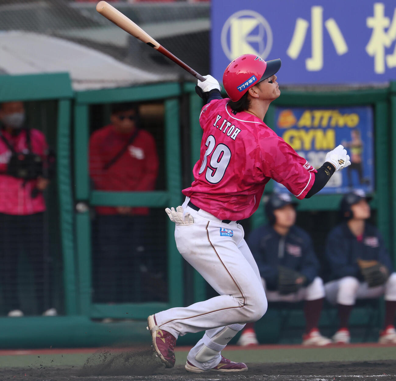 楽天対西武　8回裏楽天無死一塁、2点本塁打を放つ伊藤裕季也（撮影・水谷安孝）..