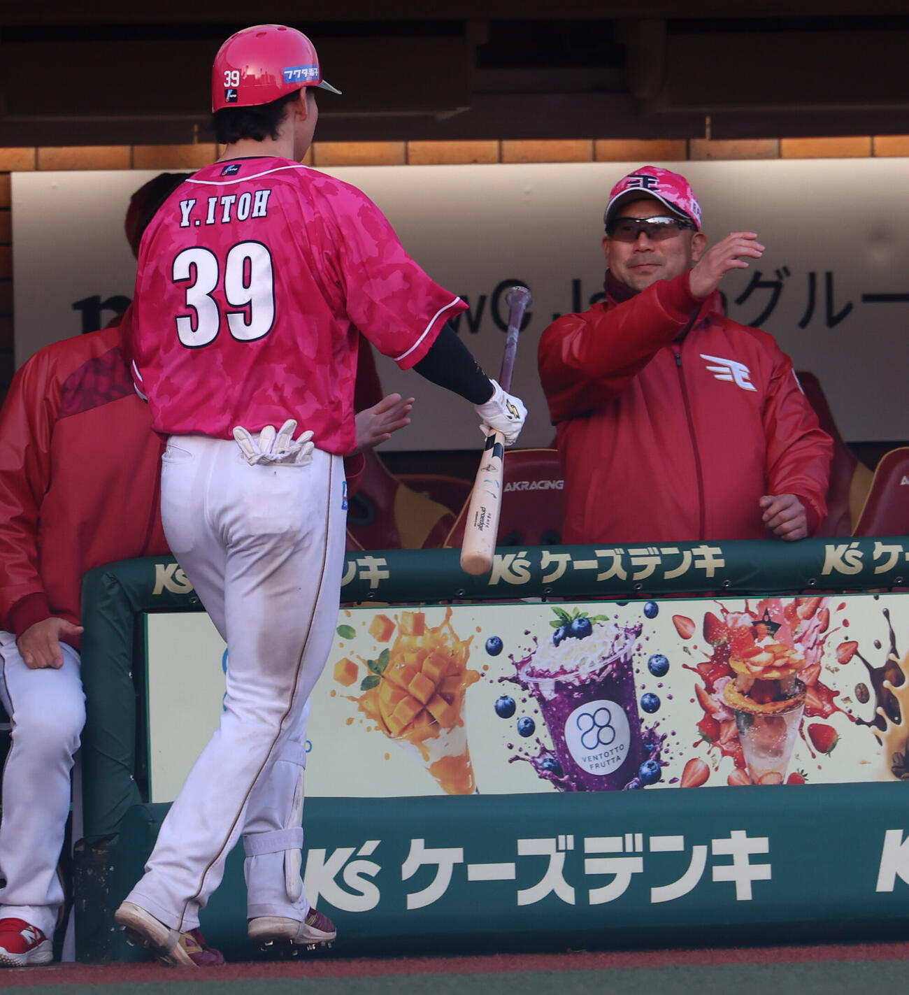 楽天対西武　8回裏楽天無死一塁、2点本塁打を放ち三木肇監督に迎えられる伊藤裕季也（撮影・水谷安孝）..