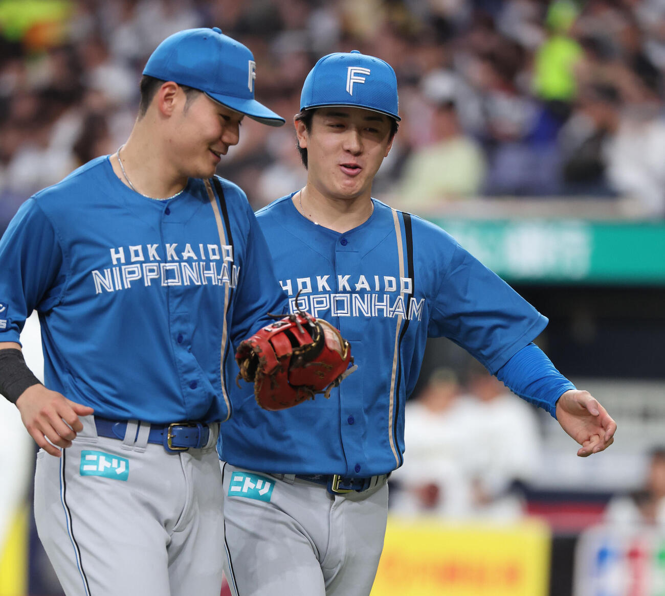 オリックス対日本ハム　1回に失点した日本ハム先発の北山亘基は清宮幸太郎に話しかけられ微笑む（撮影・西尾就之）