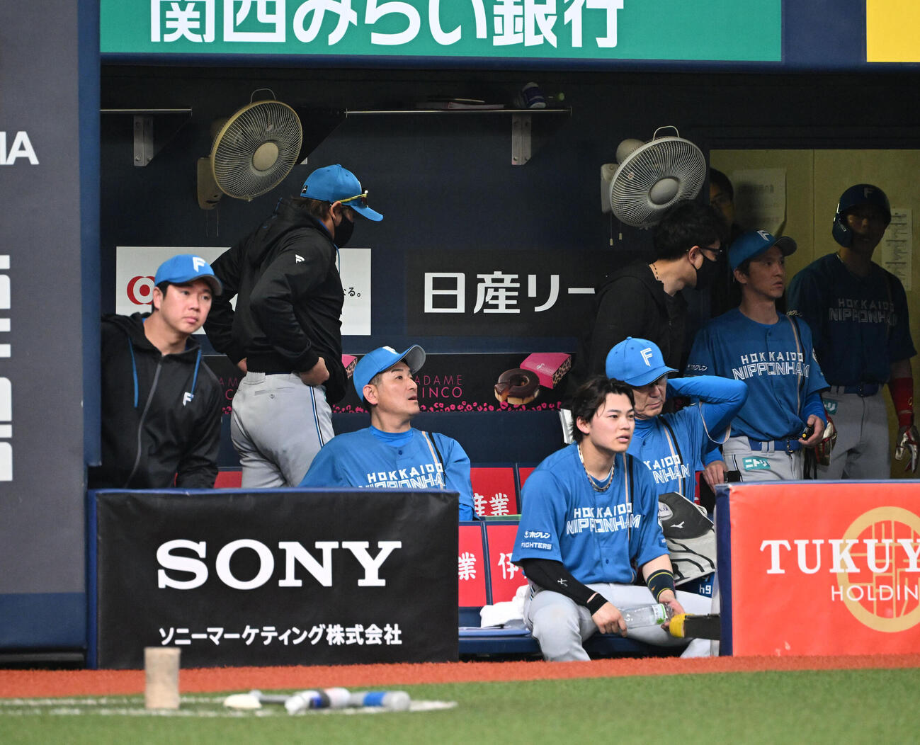 オリックス対日本ハム　オリックスに連敗しベンチを引き揚げる日本ハム新庄剛志監督（左から2人目）（撮影・和賀正仁）
