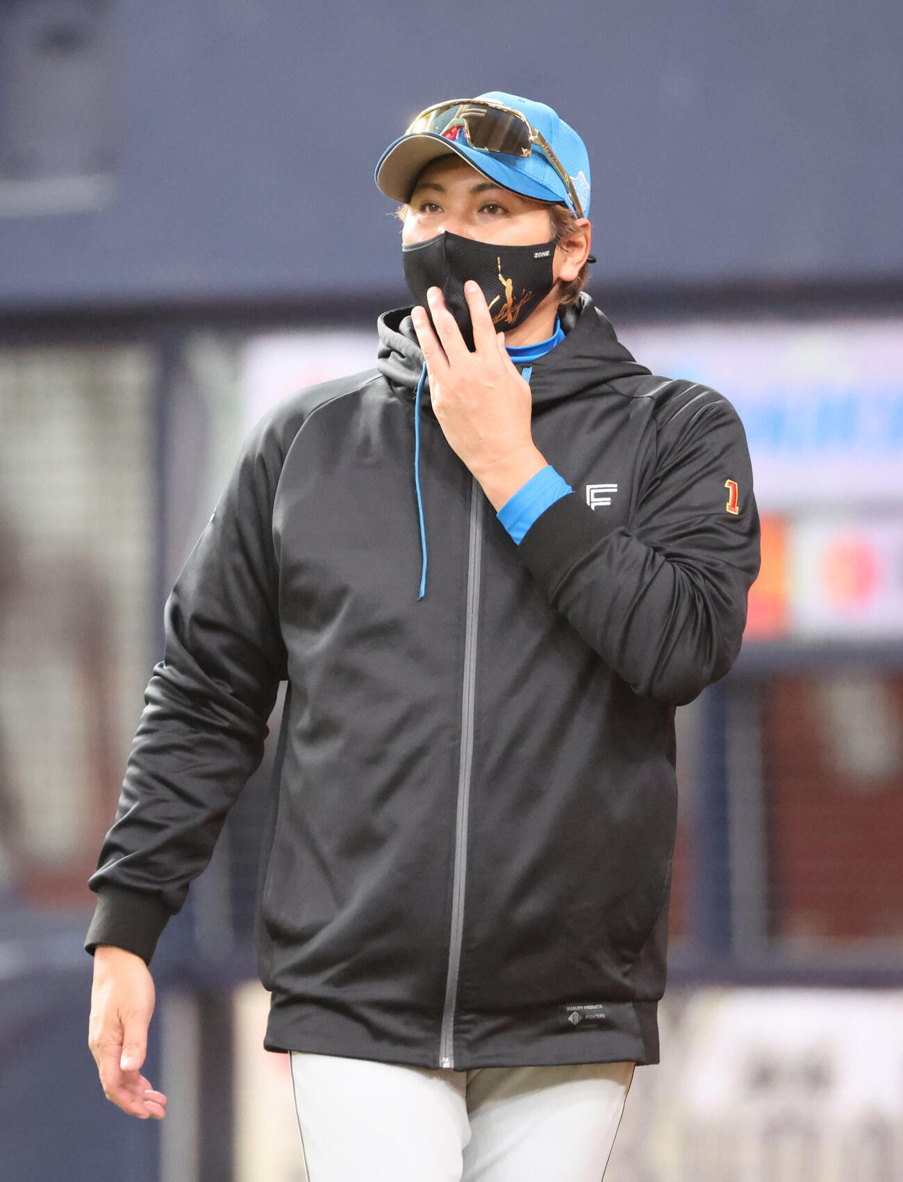オリックス対日本ハム　6回の攻撃を終え、選手交代を告げた日本ハム新庄剛志監督（撮影・西尾就之）