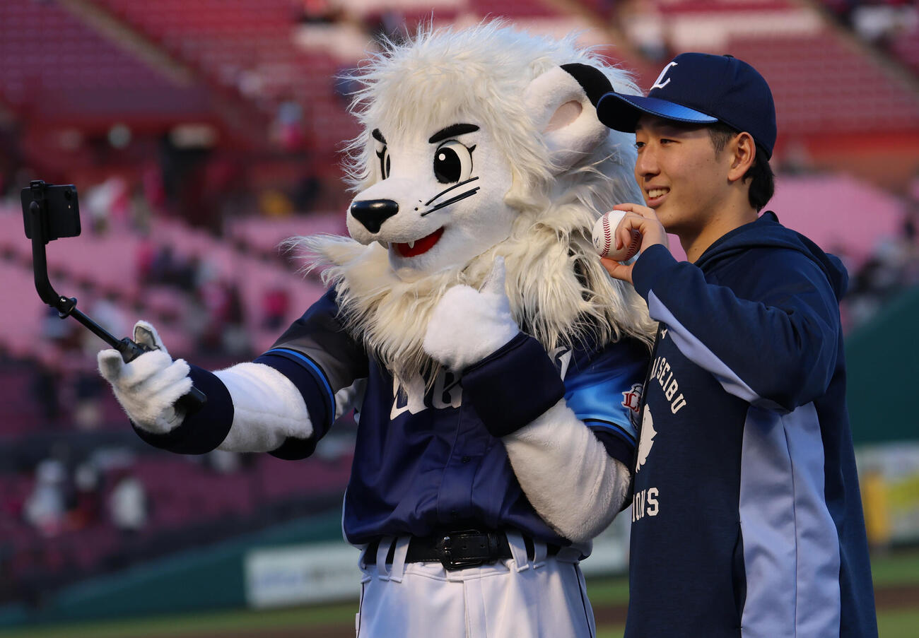 楽天対西武　西武4番手で登板しプロ初勝利を挙げた篠原響（右）はウイニングボールを手にレオと自撮り（撮影・水谷安孝）..
