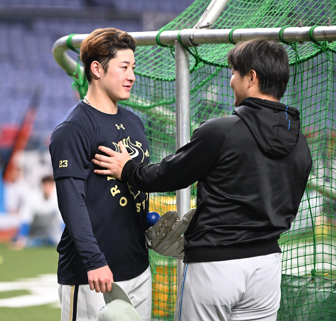 オリックス対日本ハム　日本ハム選手と話すオリックス吉田輝星（左）（撮影・和賀正仁）