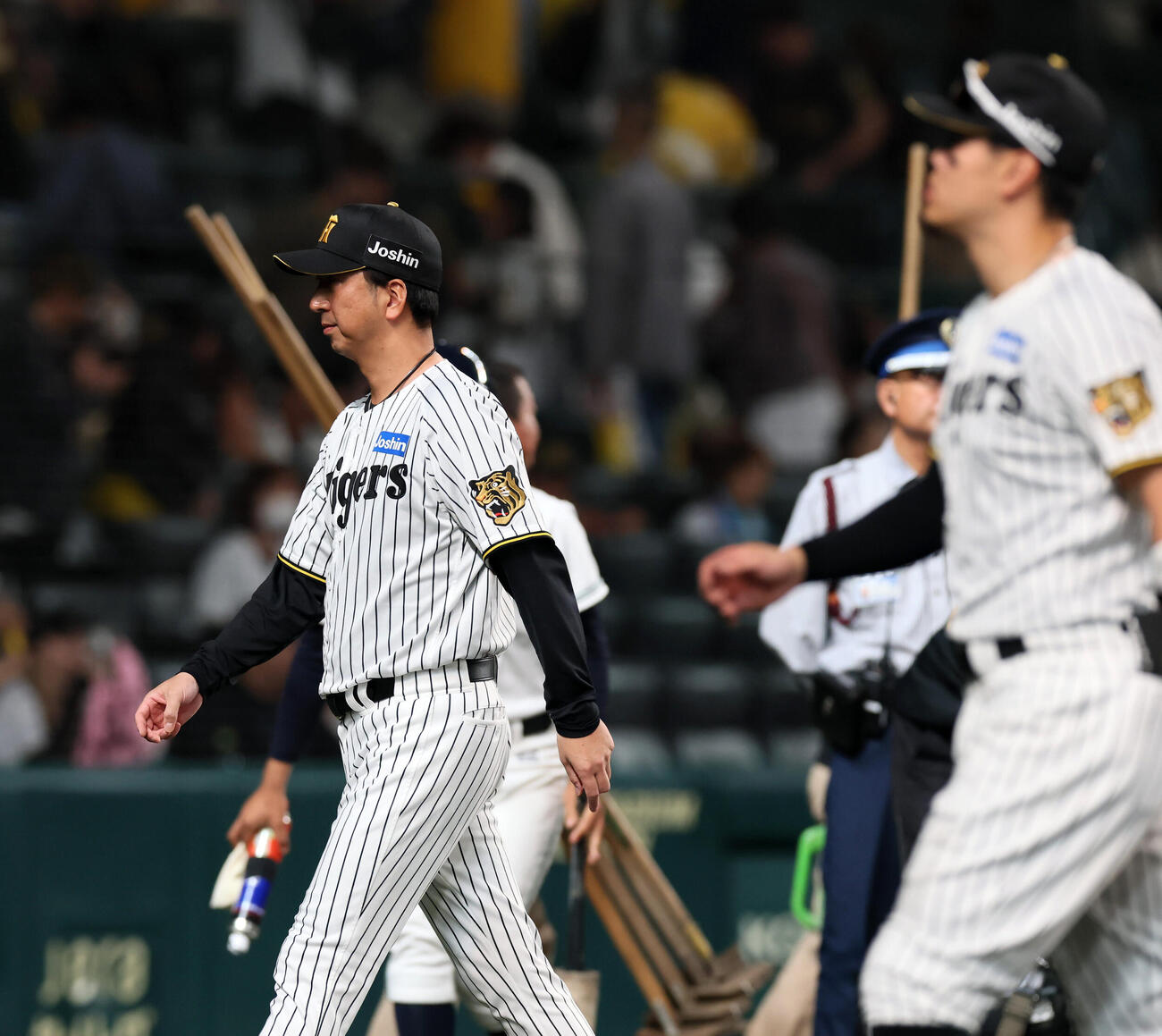 阪神対広島　広島と引き分けベンチへ引き揚げる阪神藤川球児監督（撮影・加藤哉）