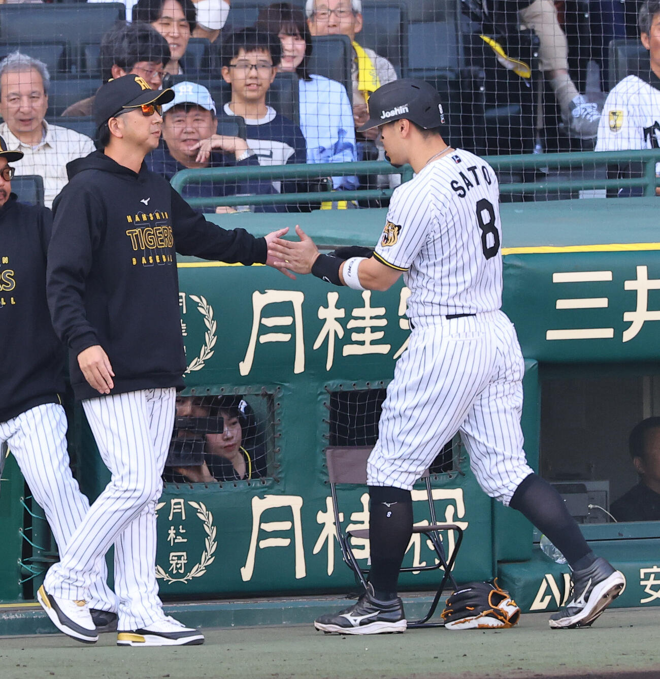 阪神対広島　8回裏阪神2死満塁、小幡竜平の押し出し四球で生還した佐藤輝明（右）を出迎える藤川球児監督（撮影・上田博志）