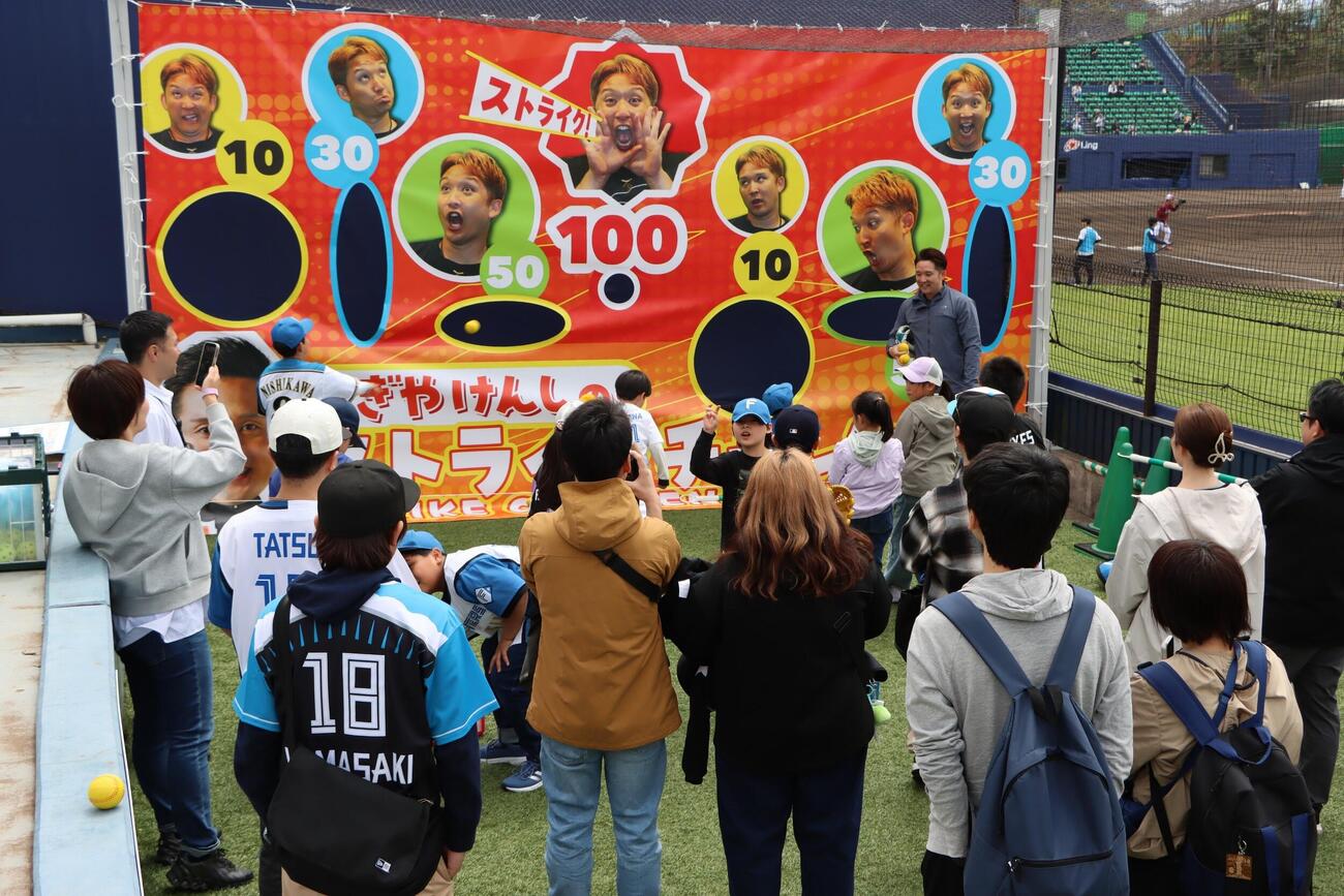 鎌ケ谷スタジアムで子どもたちにボールの投げ方を指導するOB杉谷拳士氏（球団提供）