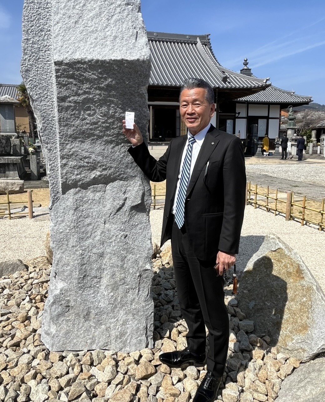 開幕前に大社初代オーナーの墓参りをした小村球団社長（小村社長提供）
