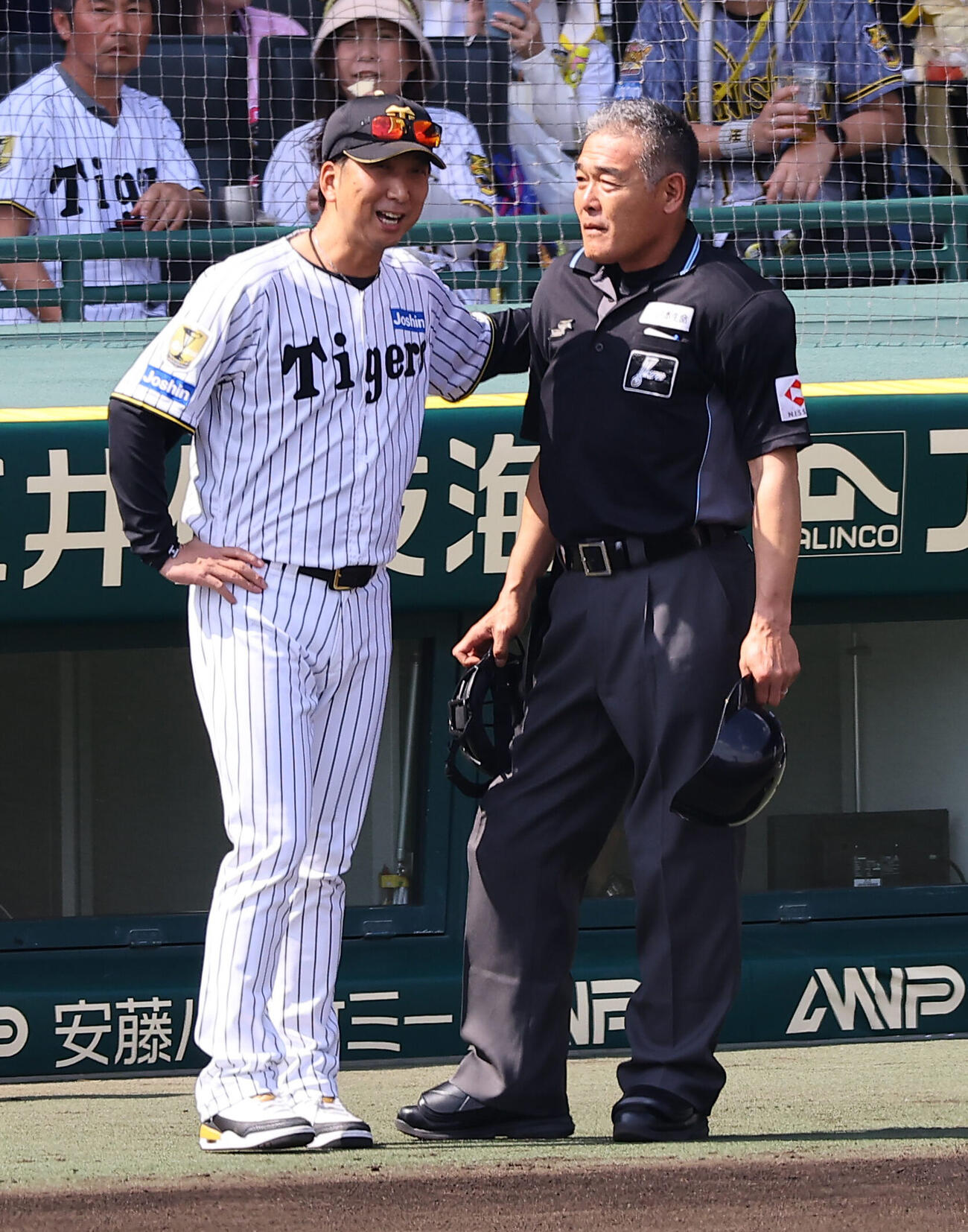 阪神対広島　1回裏阪神無1死二塁、森下翔太の死球の後、川口球審（右）と話をする藤川球児監督（撮影・上田博志）