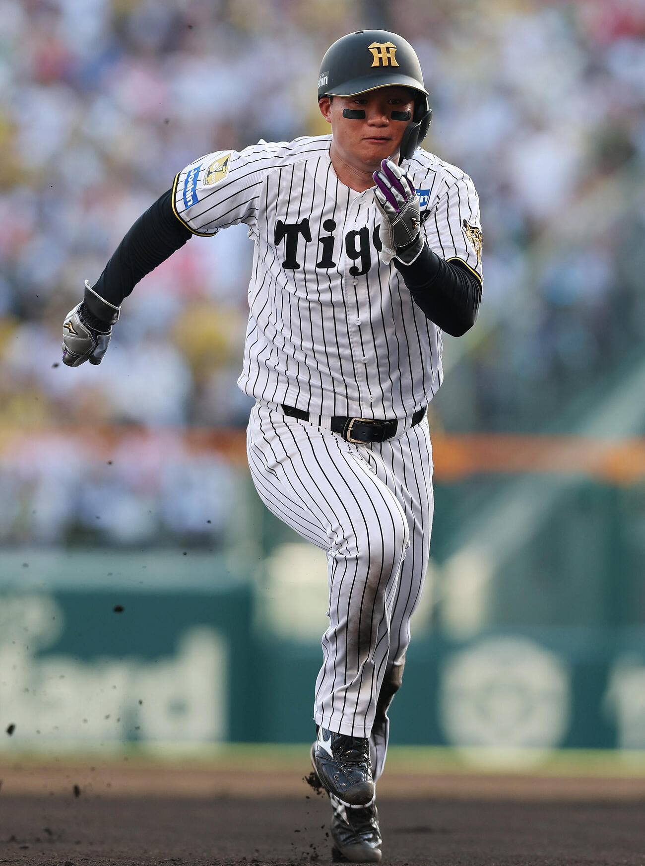 阪神対広島　8回裏阪神無死一、二塁、大山悠輔の中飛でタッチアップし三進する二走森下翔太（撮影・前田充）