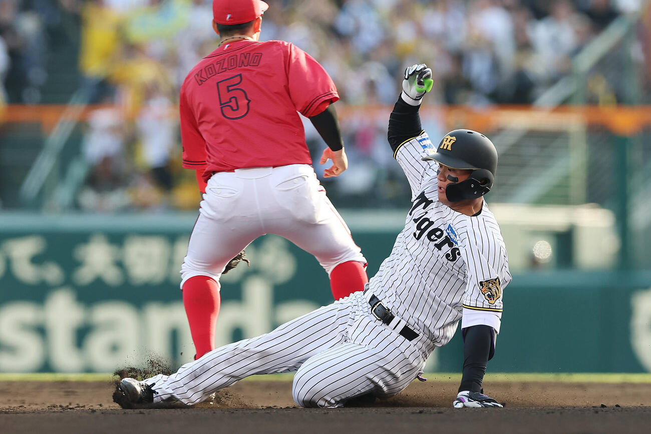 阪神対広島　8回裏阪神無死、右翼線へ二塁打を放ち滑り込む森下翔太（撮影・前田充）