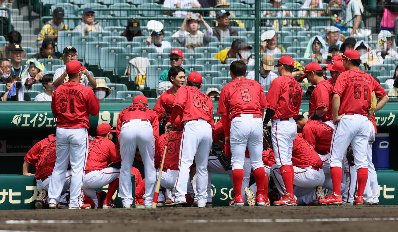 阪神対広島　試合前の円陣を組む広島ナイン（撮影・加藤哉）
