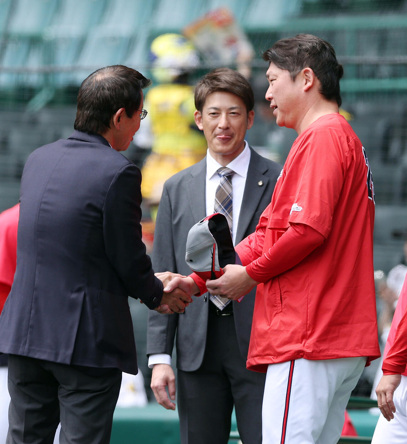 阪神対広島　試合前練習で大野豊氏（左）と握手を交わす広島新井貴浩監督。中央は能見篤史氏（撮影・前田充）