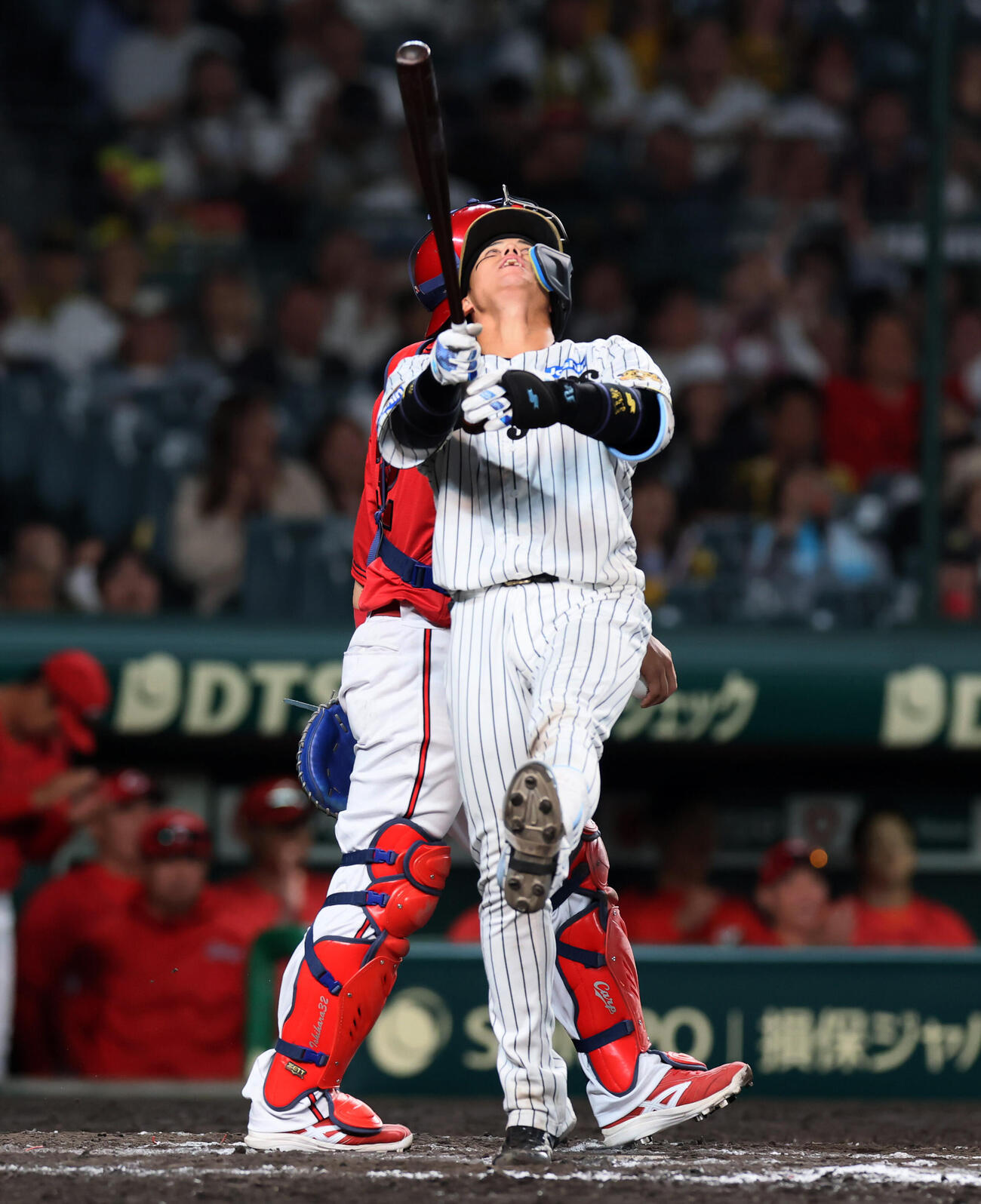 阪神対広島　12回裏阪神1死一、二塁、三振に倒れる梅野隆太郎（撮影・加藤哉）
