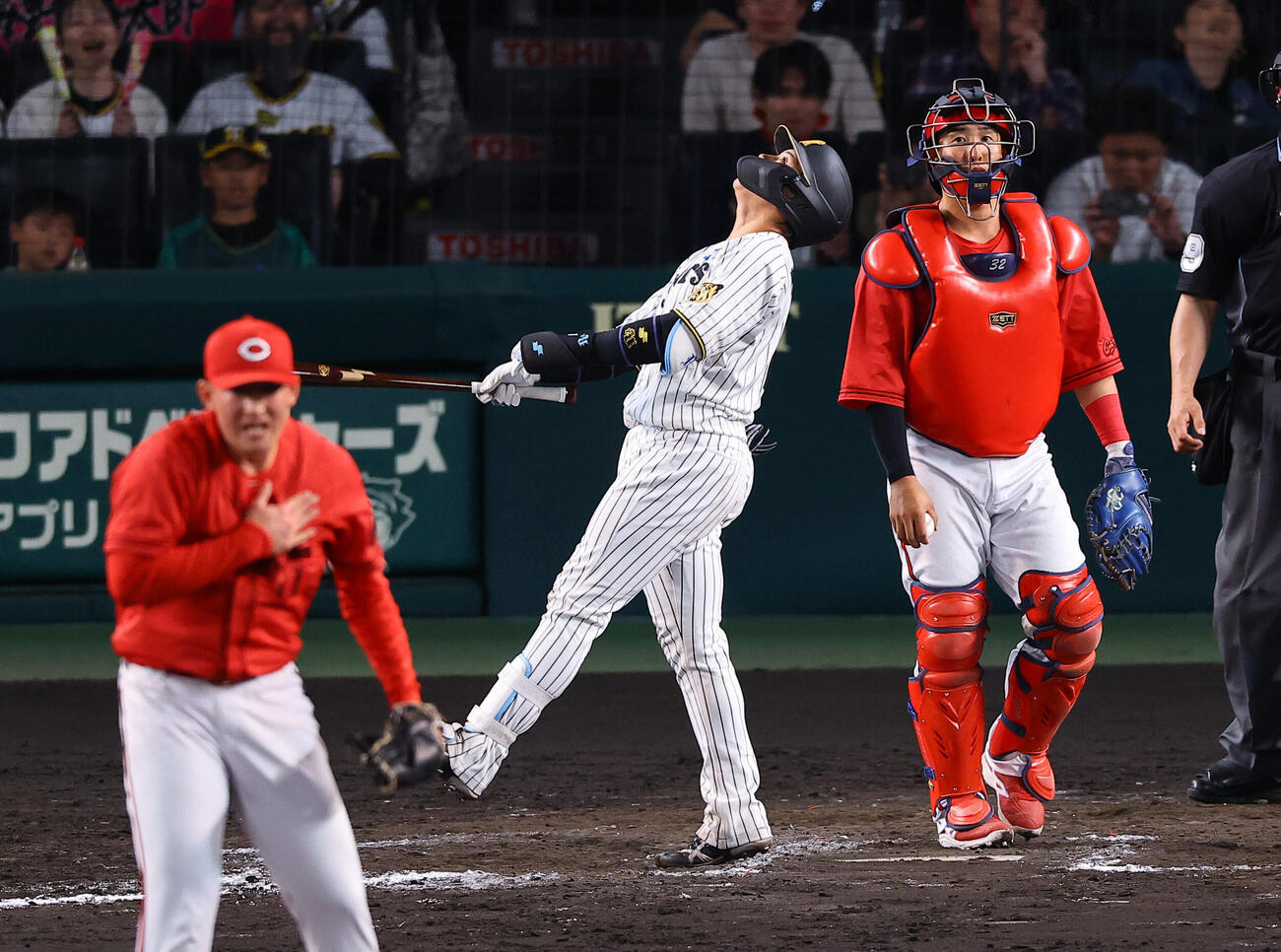 阪神対広島　12回裏阪神1死一、二塁、梅野隆太郎は三振に倒れる（撮影・上田博志）