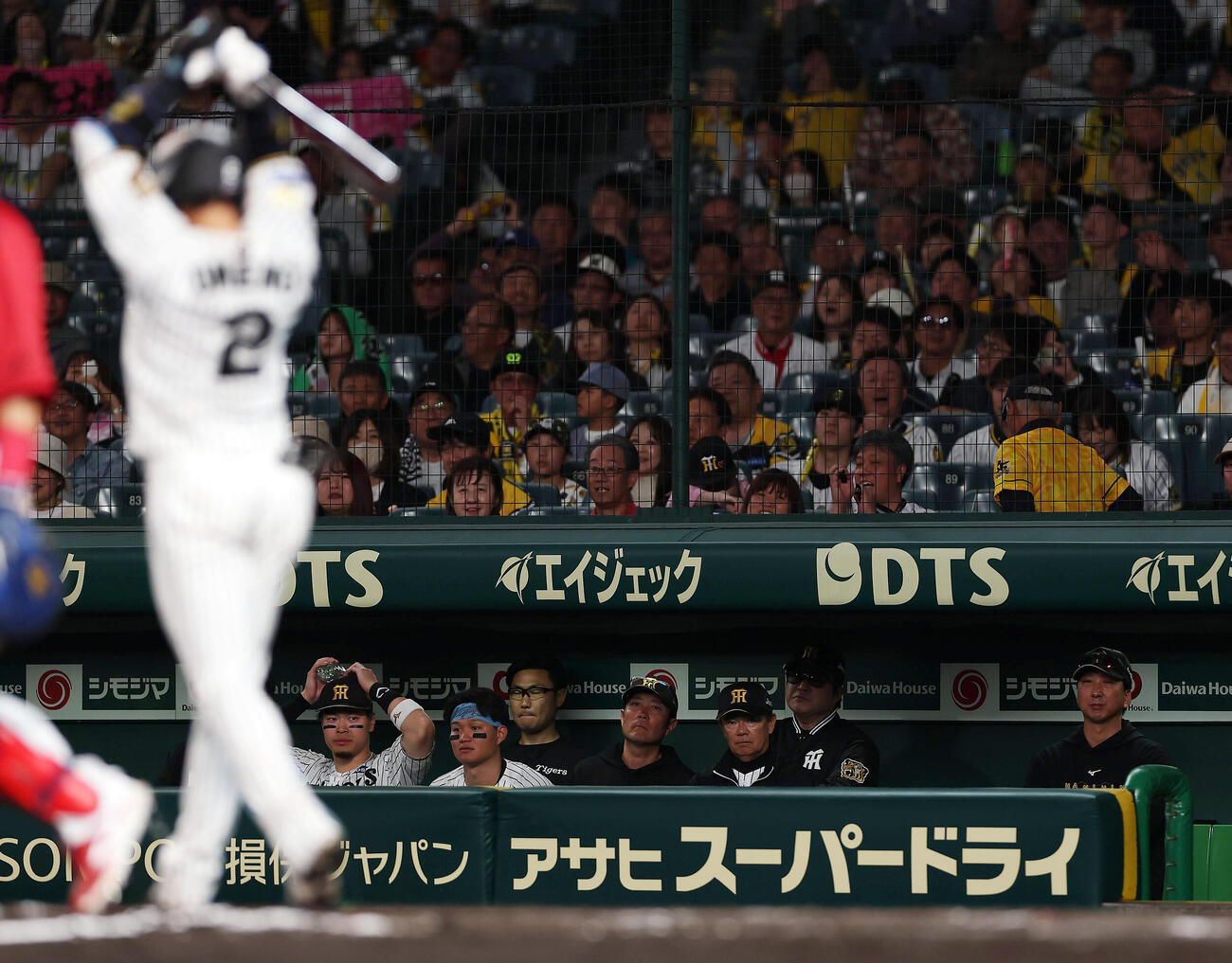 阪神対広島　12回裏阪神1死一、二塁、梅野隆太郎（手前）が見逃し三振に倒れ、ベンチで悔しがる佐藤輝明（左端）と森下翔太（同2人目）ら。右端は藤川球児監督（撮影・前田充）