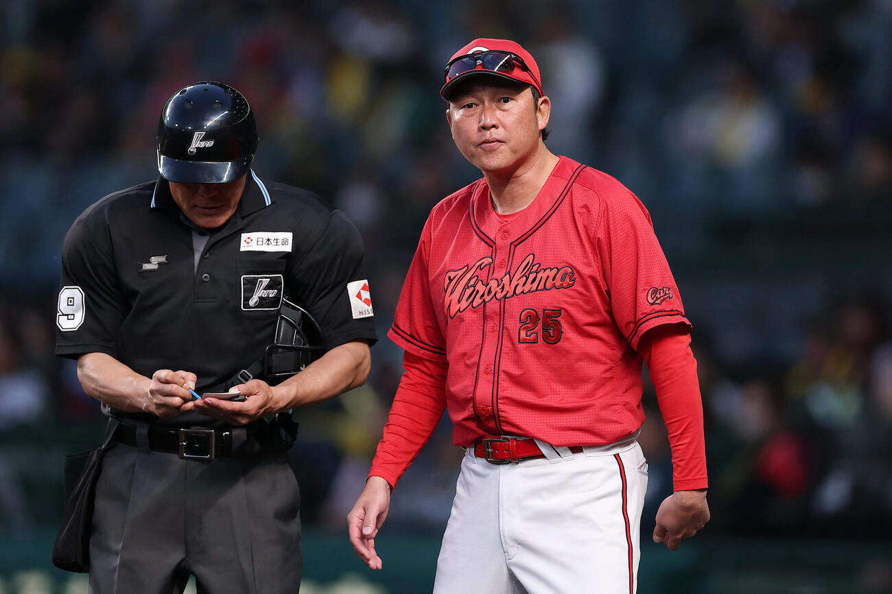 阪神対広島　12回表を終え、選手交代を告げる広島新井貴浩監督（撮影・前田充）