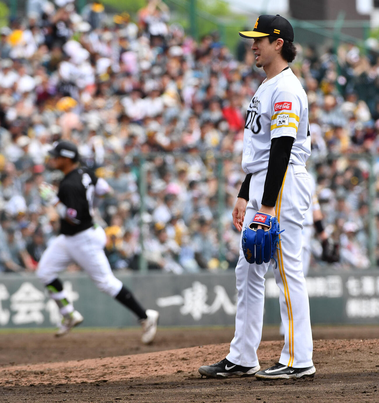 ソフトバンク対ロッテ　4回表ロッテ2死、佐藤都志也（左）に2打席連続の右越え本塁打を浴びた上沢直之（撮影・岩下翔太）