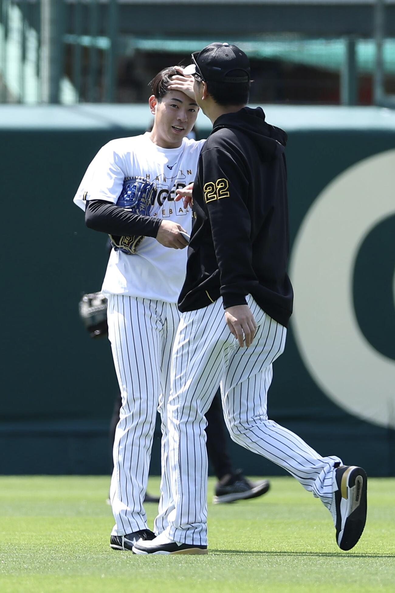 1軍に合流し、藤川球児監督（右）と言葉を交わす阪神下村海翔（撮影・前田充）
