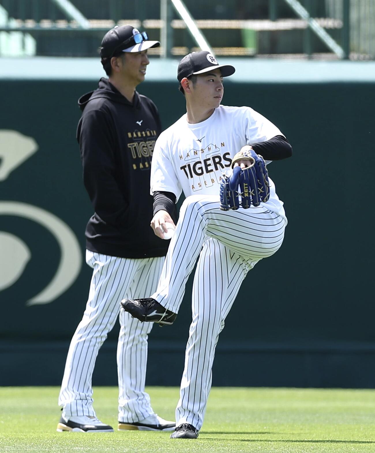 1軍に合流し、藤川球児監督（左）が見守る前でキャッチボールする阪神下村海翔（撮影・前田充）