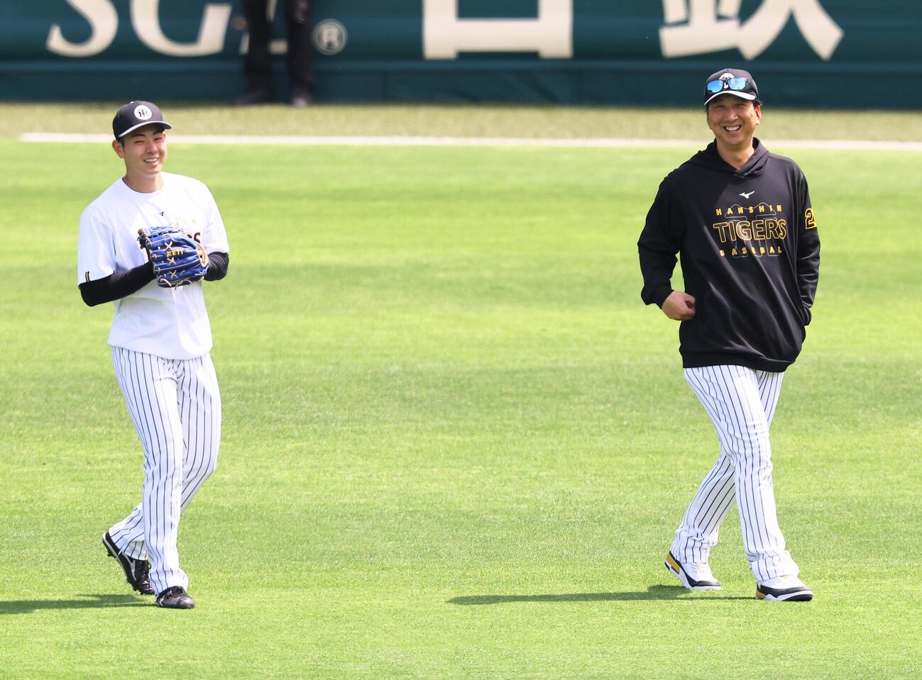 1軍に合流した下村海翔（左）は藤川球児監督と笑顔を見せながら話をする（撮影・上田博志）