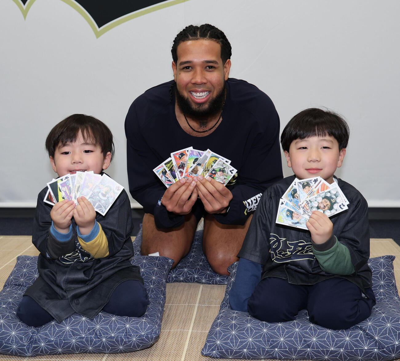 球団の企画「あなたの夢叶えますpresented by Bs選手会」で（前列h血右から）はやとくん、れおとくんとかるた対決を行ったオリックスのアンダーソン・エスピノーザは記念写真に納まる（撮影・西尾就之）