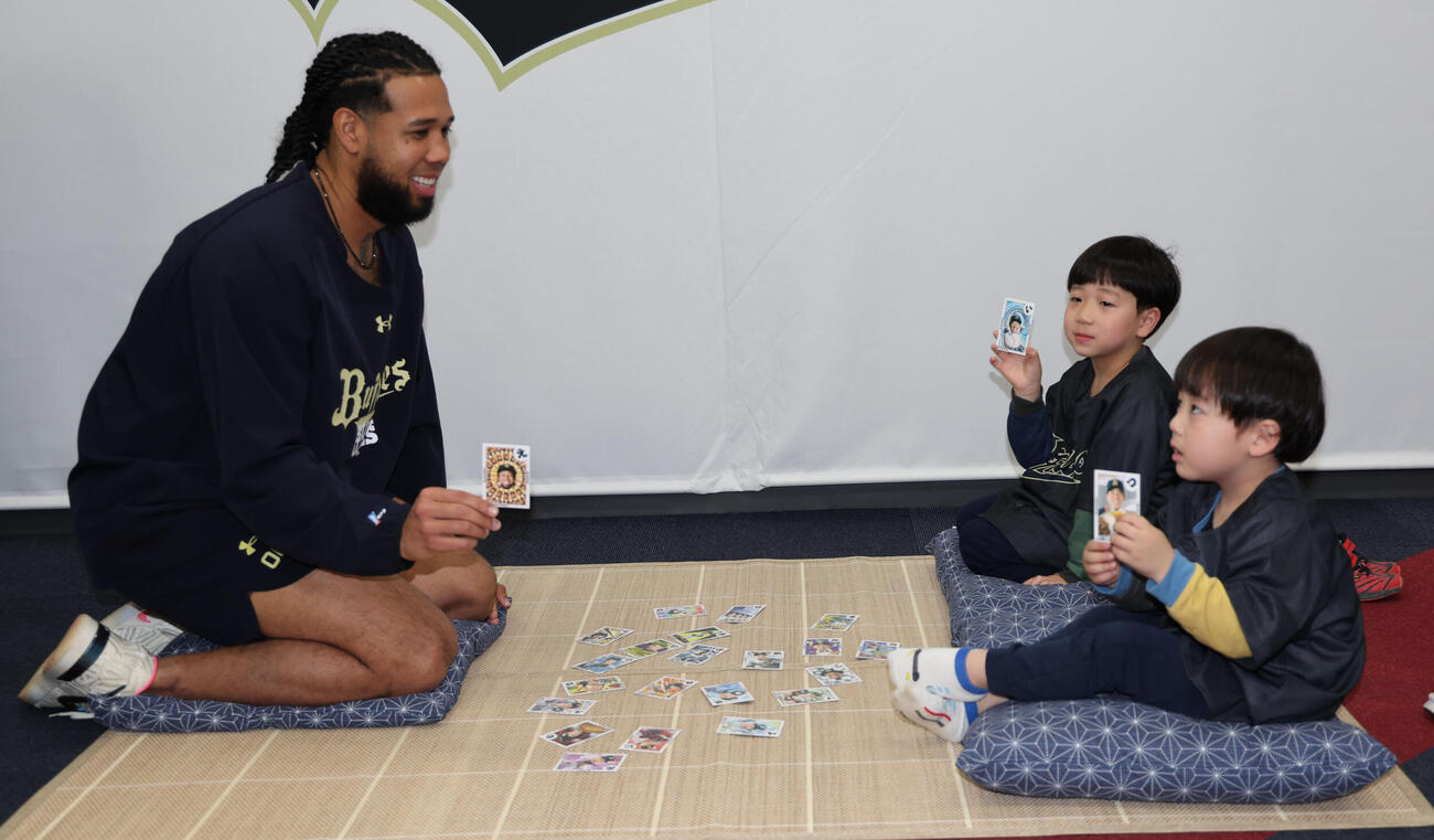 球団の企画「あなたの夢叶えますpresented by Bs選手会」で（右から）れおとくん、はやとくんとかるた対決を行うオリックスのアンダーソン・エスピノーザは記念写真に納まる（撮影・西尾就之）