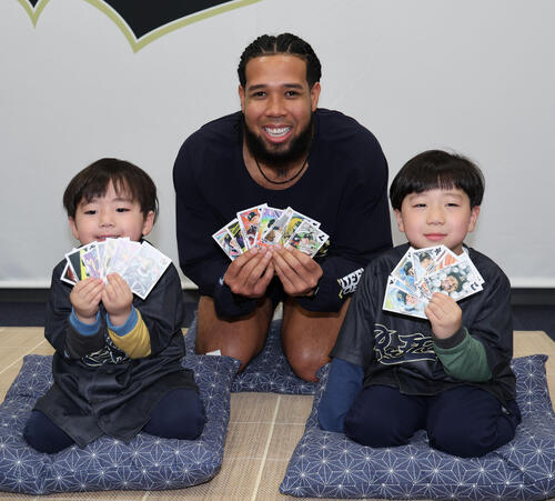 【オリックス】エスピノーザ、子どもたちと「かるた取り」挑戦「ひらがなは読める」８枚ゲット