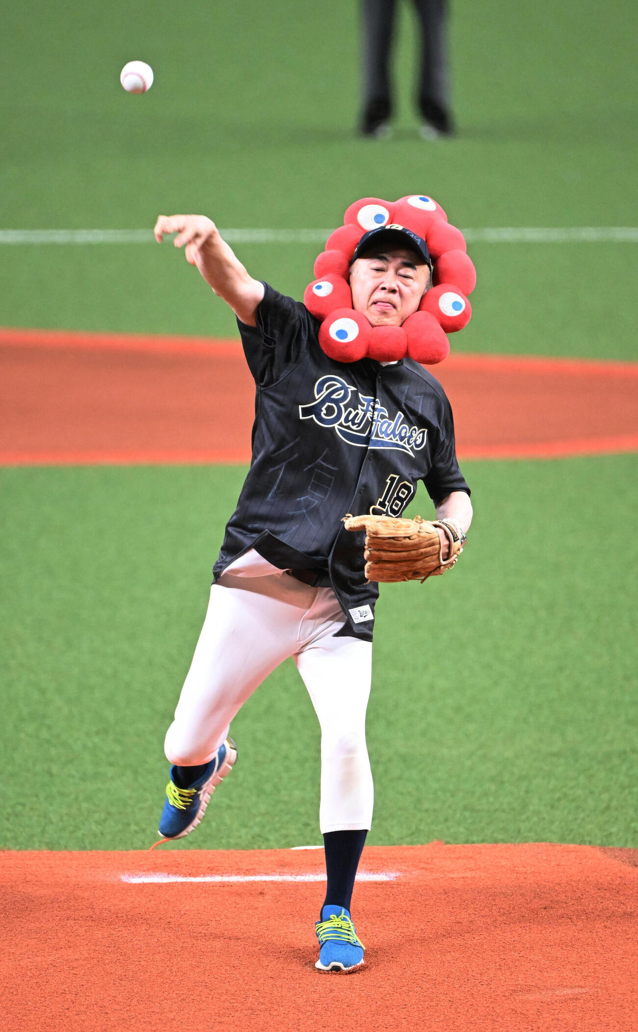 オリックス対日本ハム　始球式をする大阪観光局の溝畑宏理事長（撮影・和賀正仁）