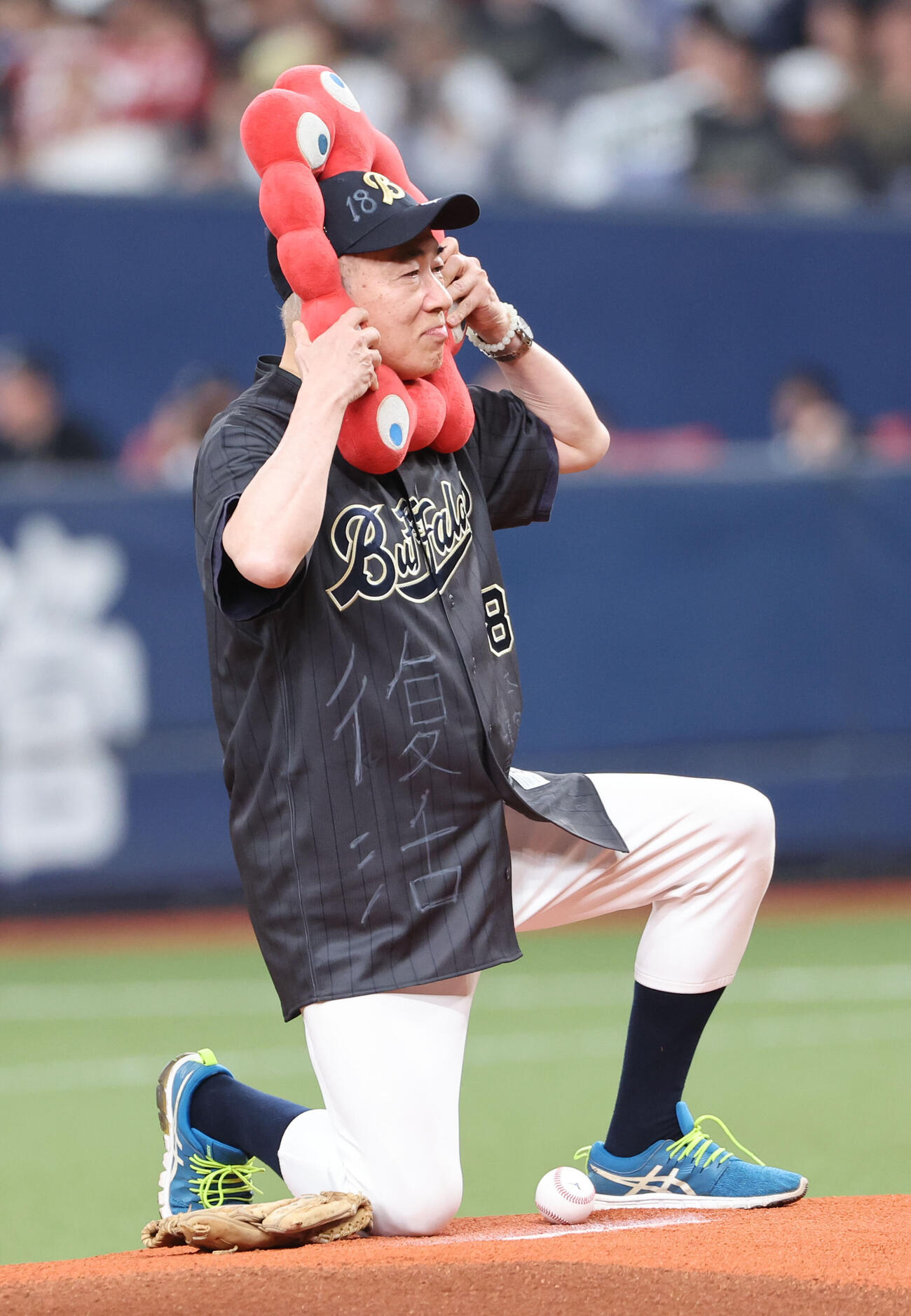 オリックス対日本ハム　始球式に登板した大阪観光局の溝畑宏理事長はマウンドでミャクミャクを装着（撮影・西尾就之）