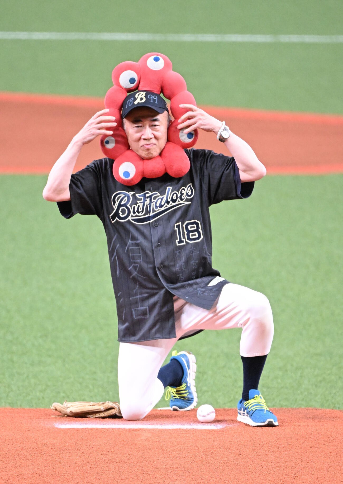 オリックス対日本ハム　始球式をする大阪観光局の溝畑宏理事長（撮影・和賀正仁）