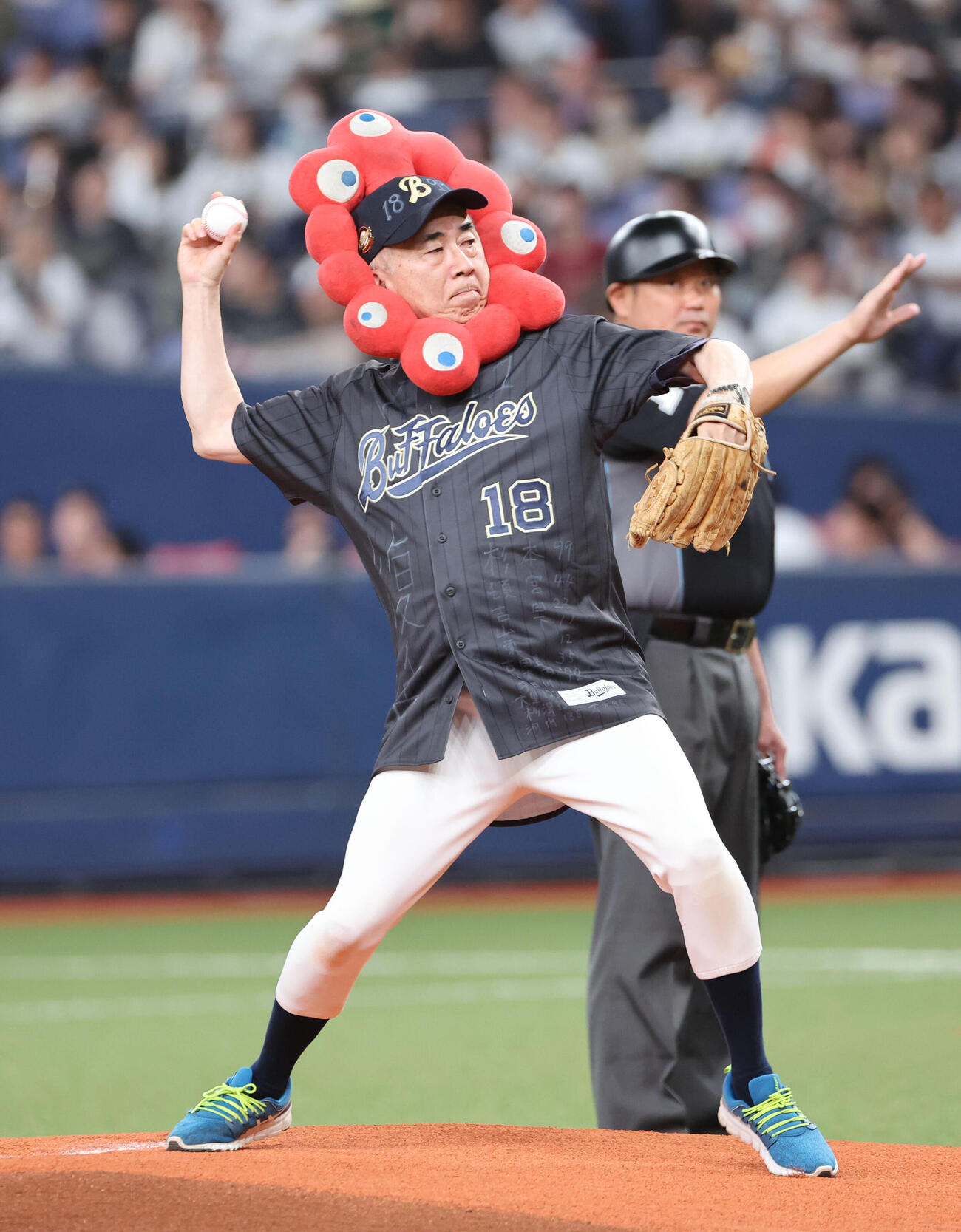 オリックス対日本ハム　始球式に登板した大阪観光局の溝畑宏理事長（撮影・西尾就之）