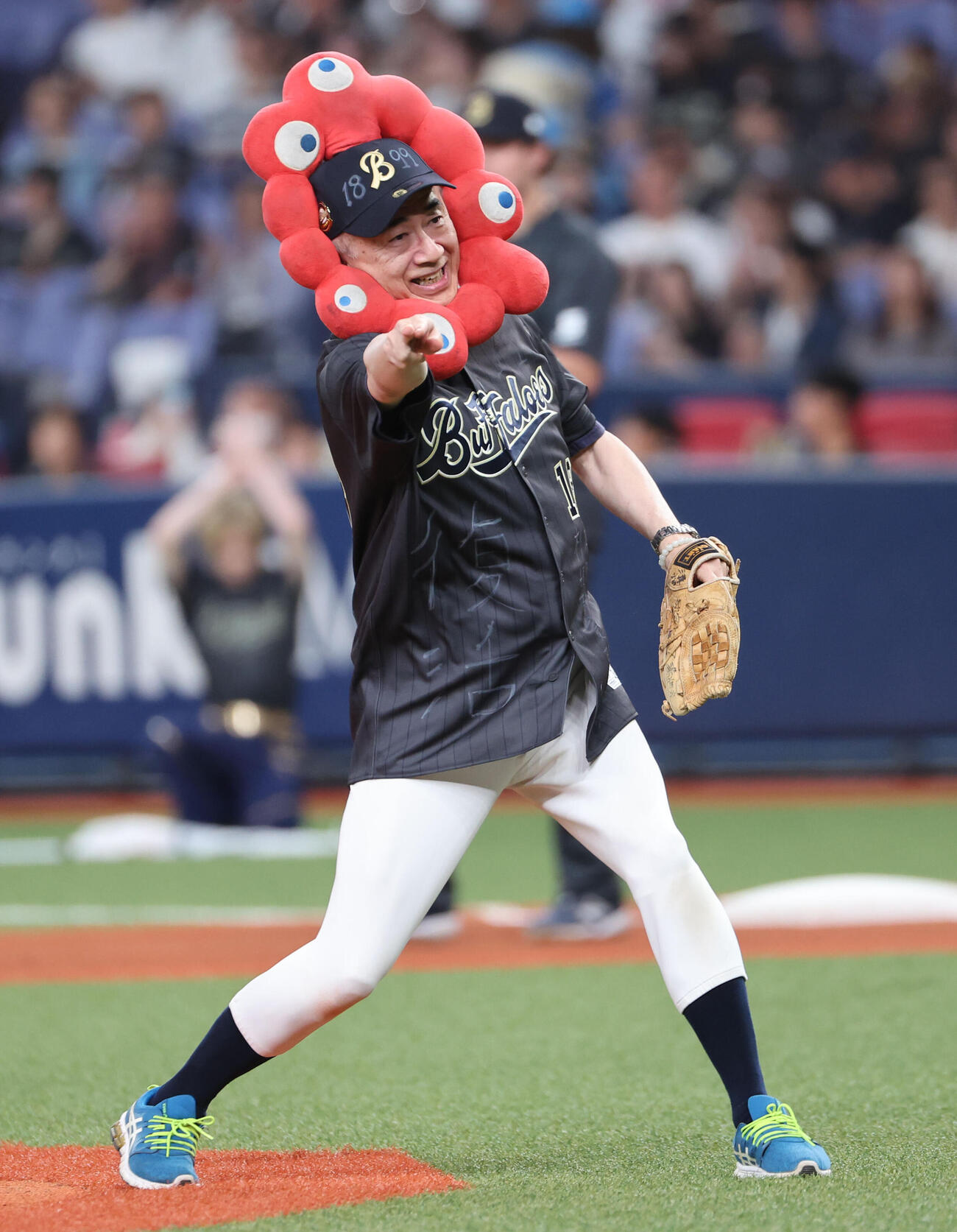 オリックス対日本ハム　始球式に登板した大阪観光局の溝畑宏理事長はポーズを決める（撮影・西尾就之）