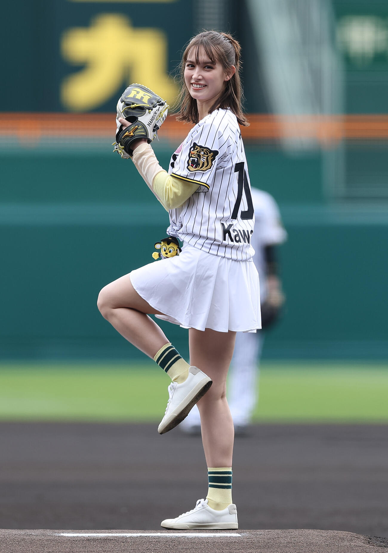 阪神対広島　始球式を務めるトラウデン直美（撮影・前田充）