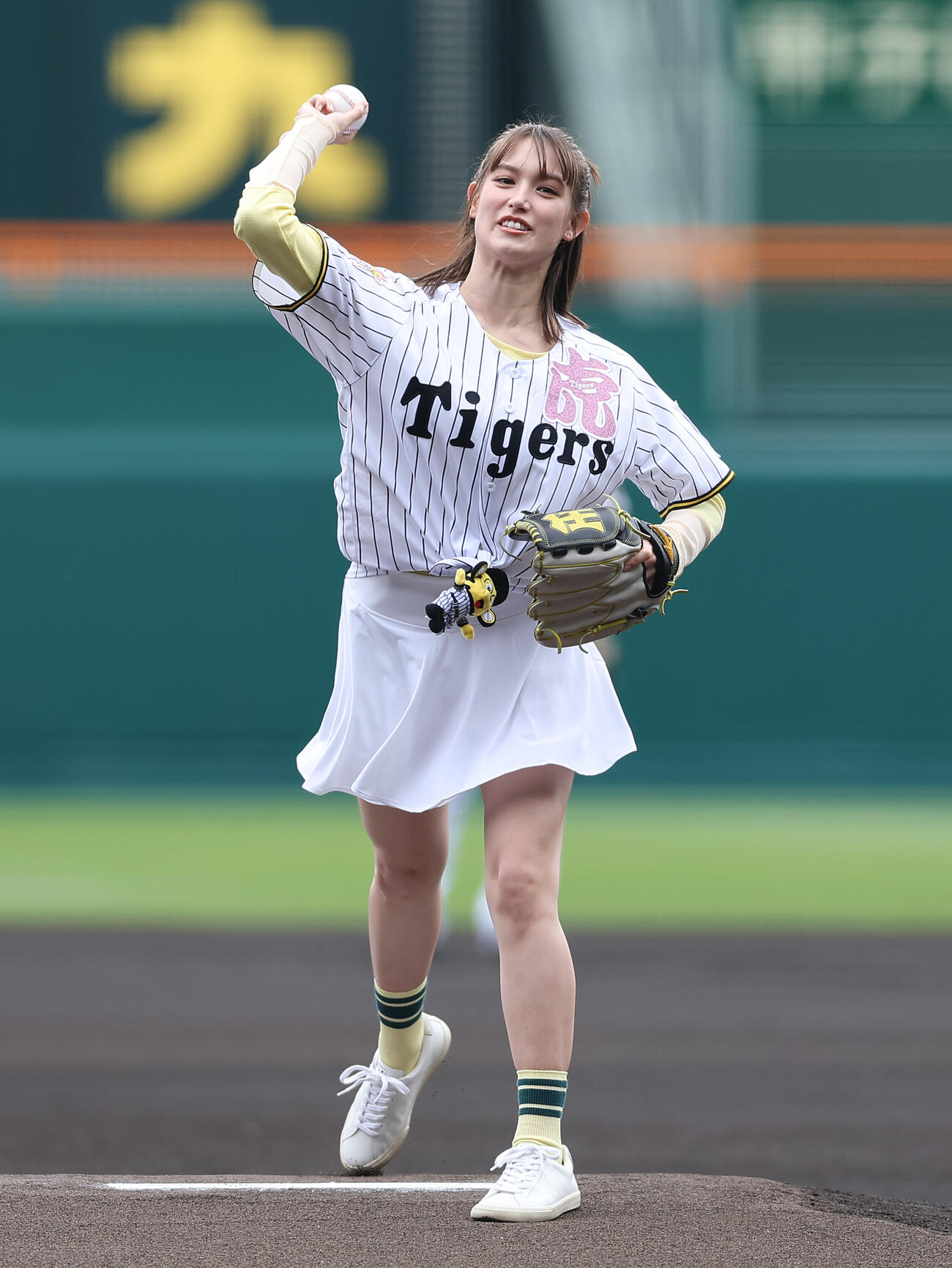 阪神対広島　始球式を務めるトラウデン直美（撮影・前田充）