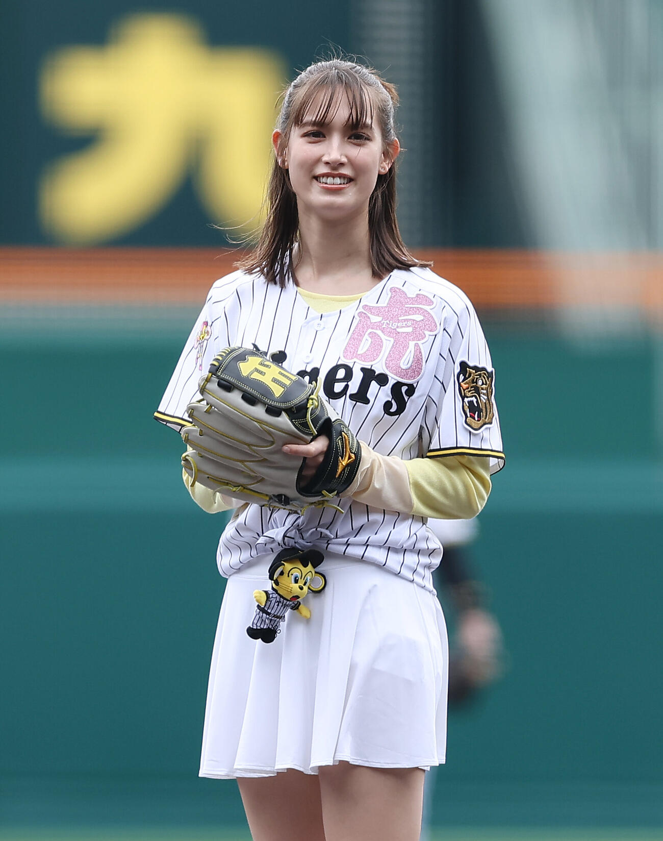 阪神対広島　始球式を務めるトラウデン直美（撮影・前田充）