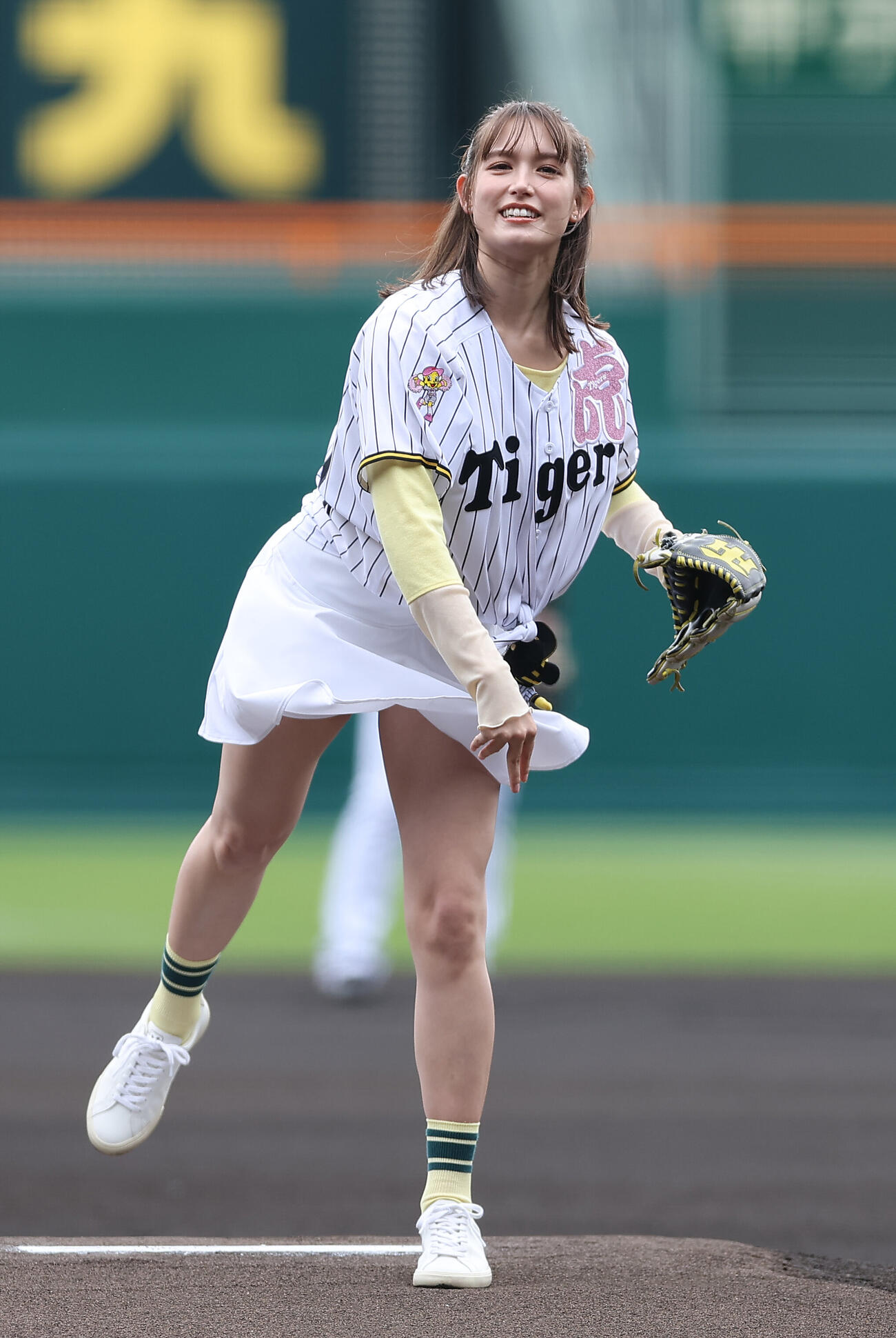 阪神対広島　始球式を務めるトラウデン直美（撮影・前田充）