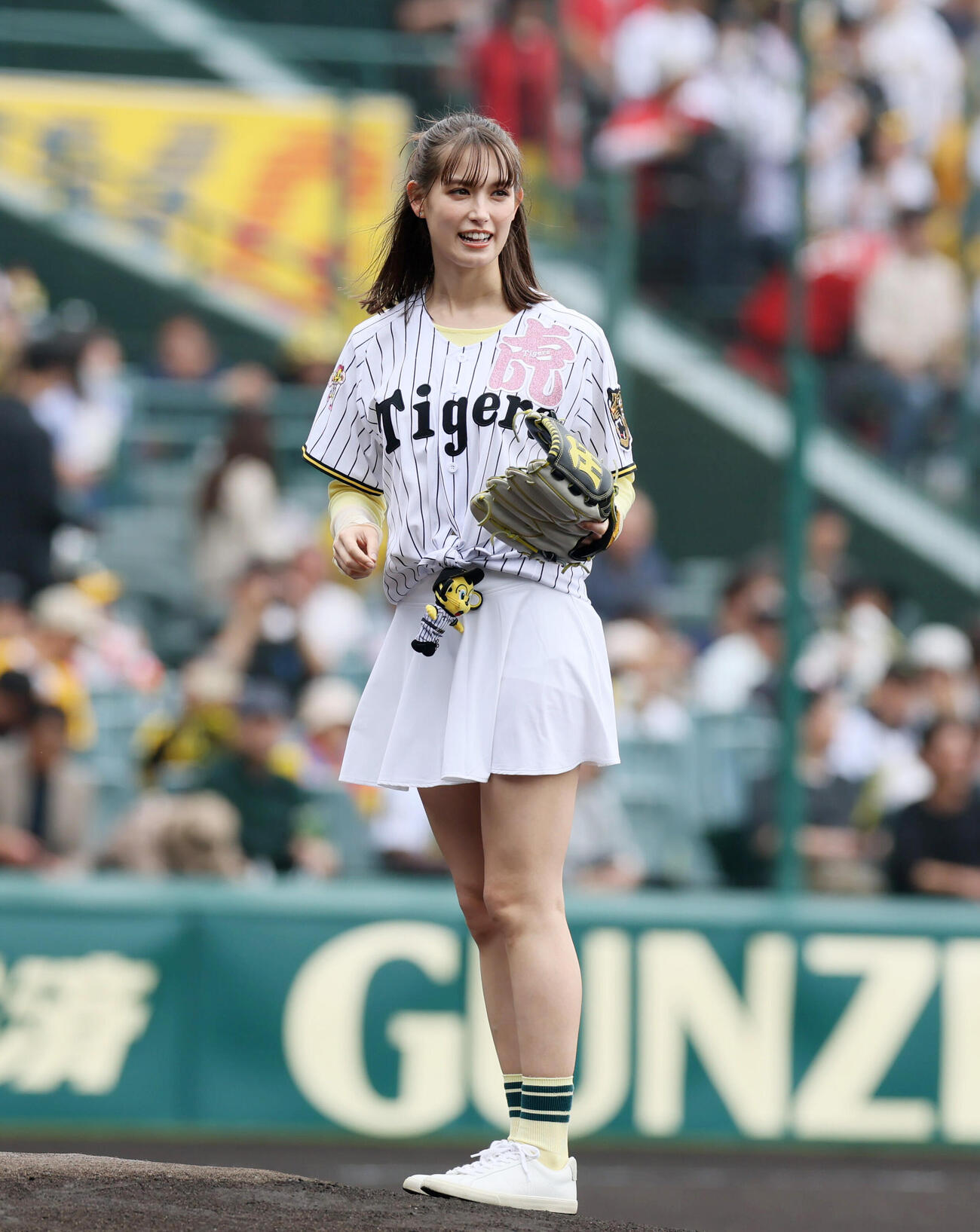 阪神対広島　始球式を行うトラウデン直美（撮影・加藤哉）