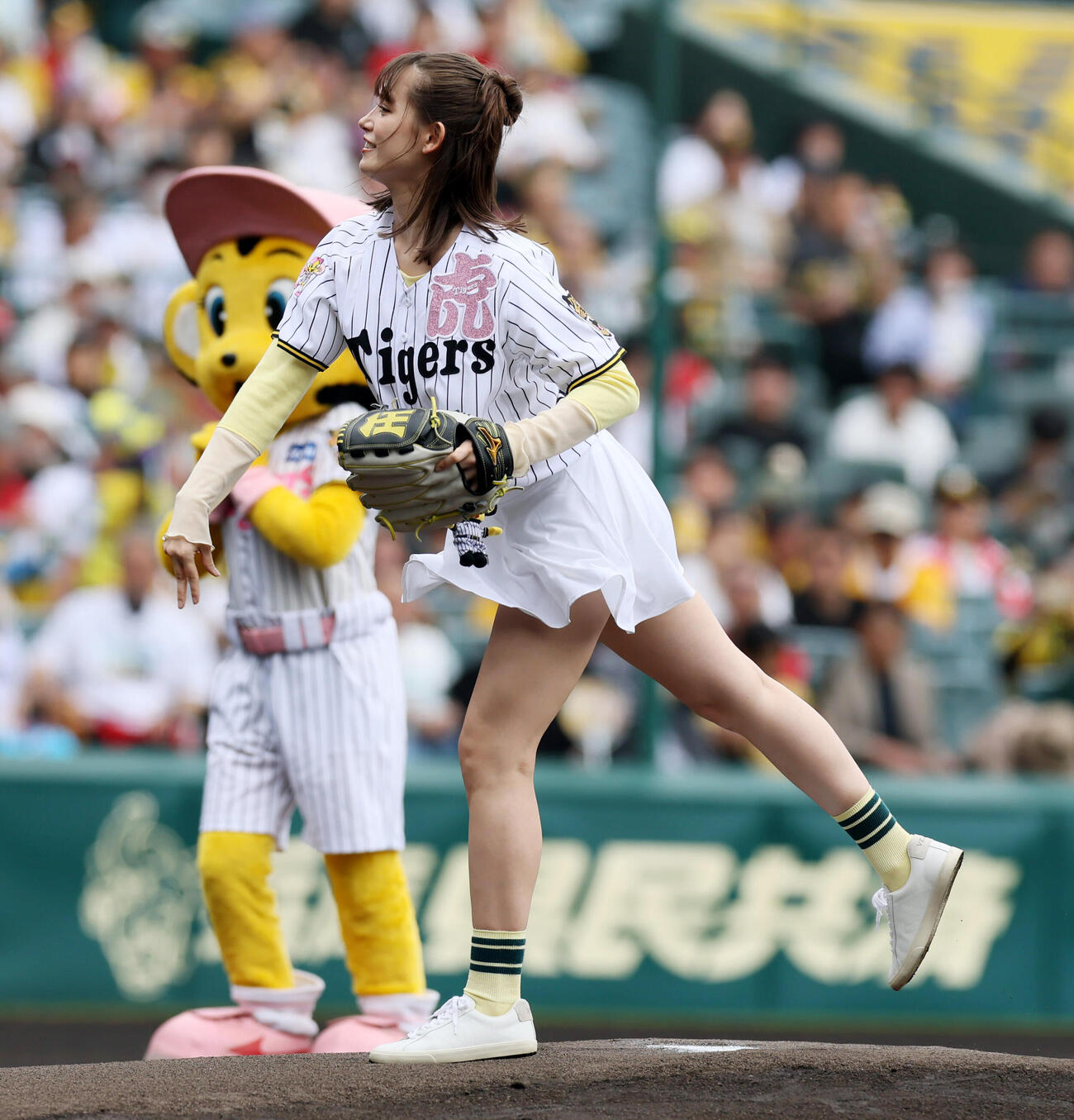 阪神対広島　始球式を行うトラウデン直美（撮影・加藤哉）