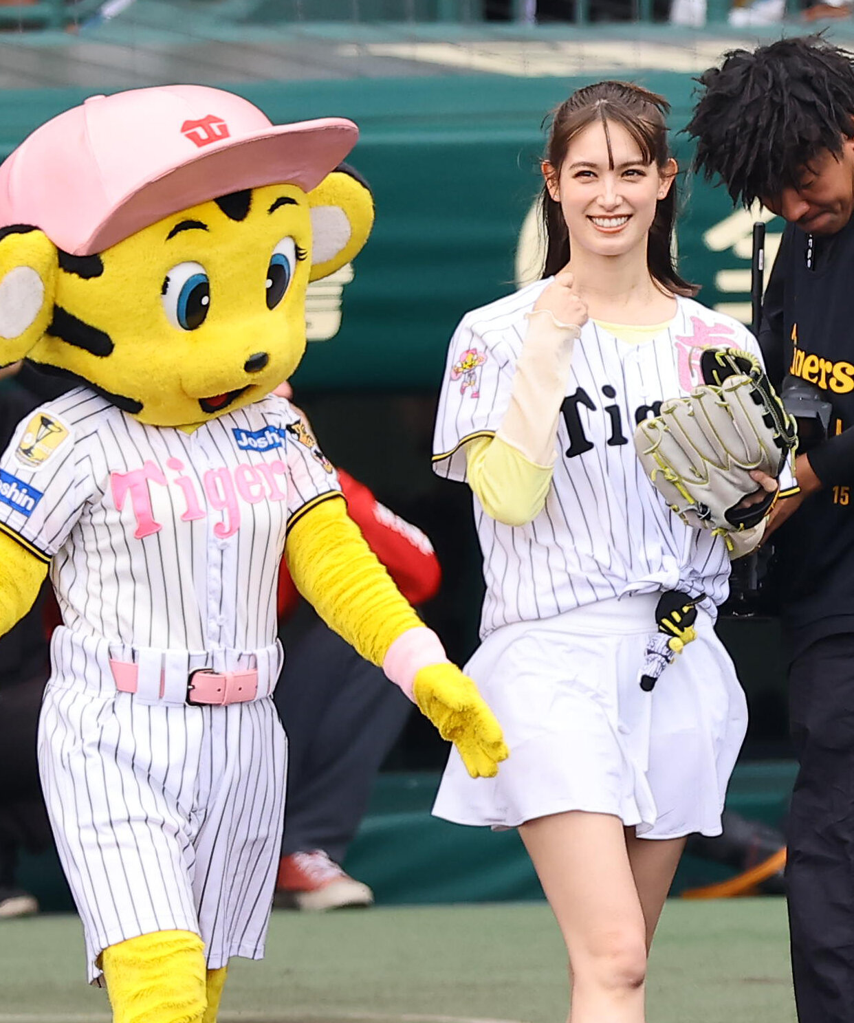 阪神対広島　始球式を務めたトラウデン直美（撮影・上田博志）