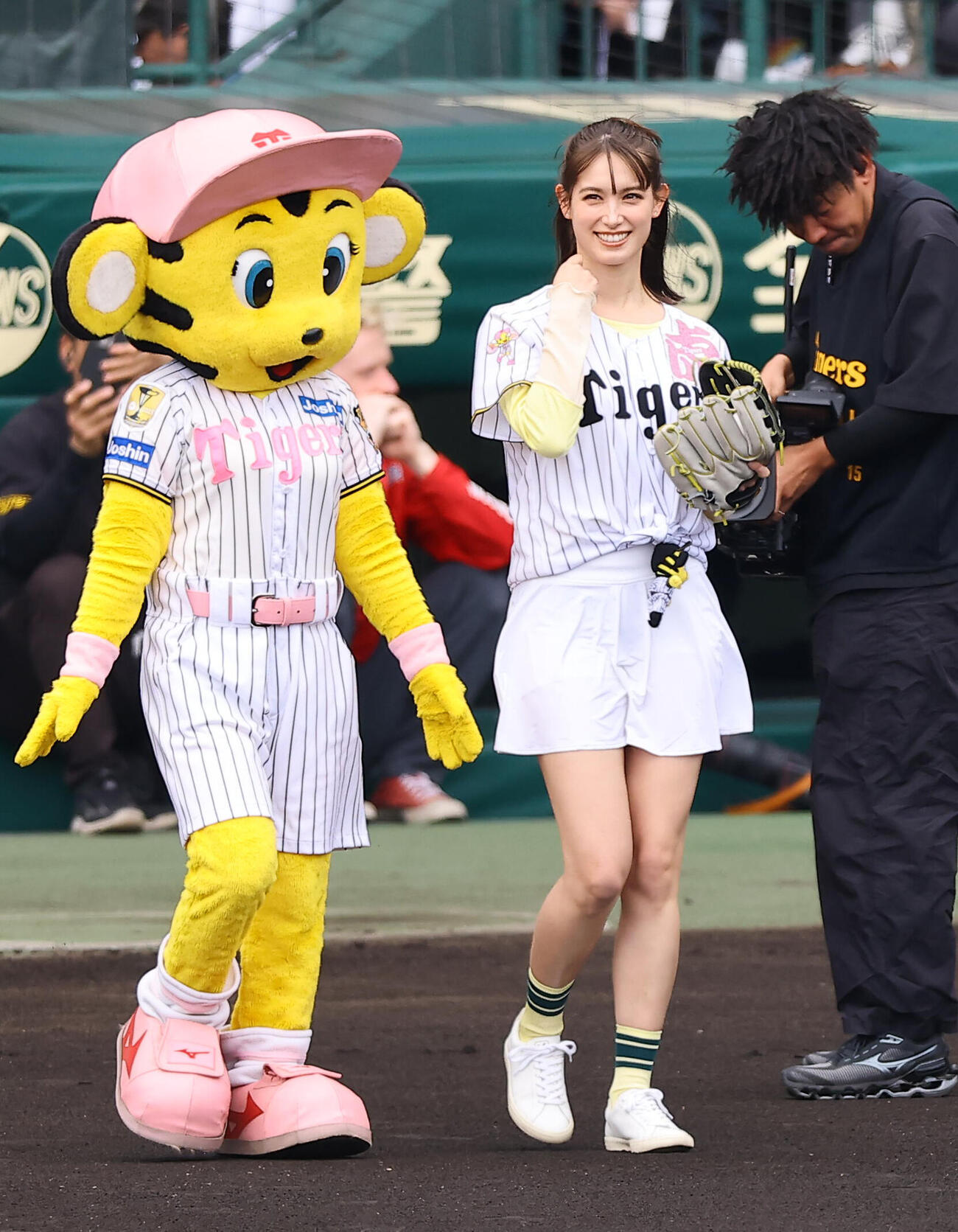 阪神対広島　始球式を務めたトラウデン直美（撮影・上田博志）