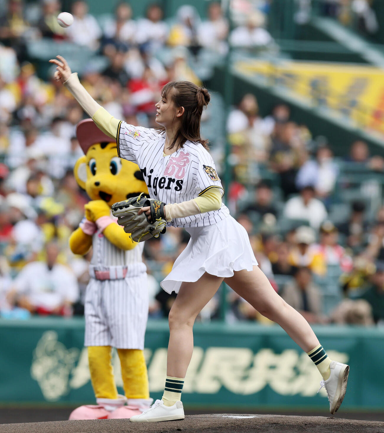 阪神対広島　始球式を行うトラウデン直美（撮影・加藤哉）