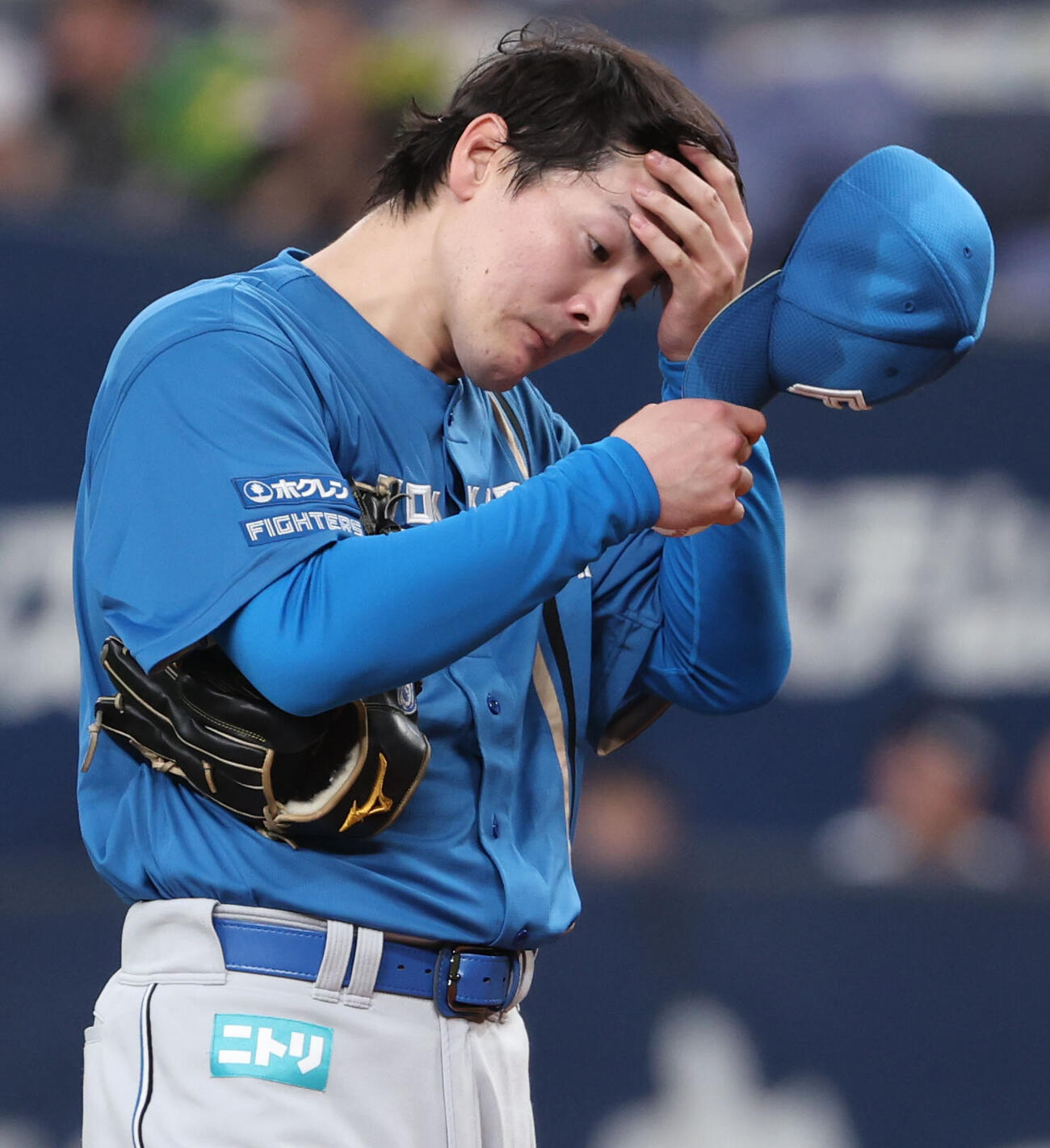オリックス対日本ハム　4回もピンチを迎え、日本ハム先発の有原航平はマウンドで汗をぬぐう（撮影・西尾就之）