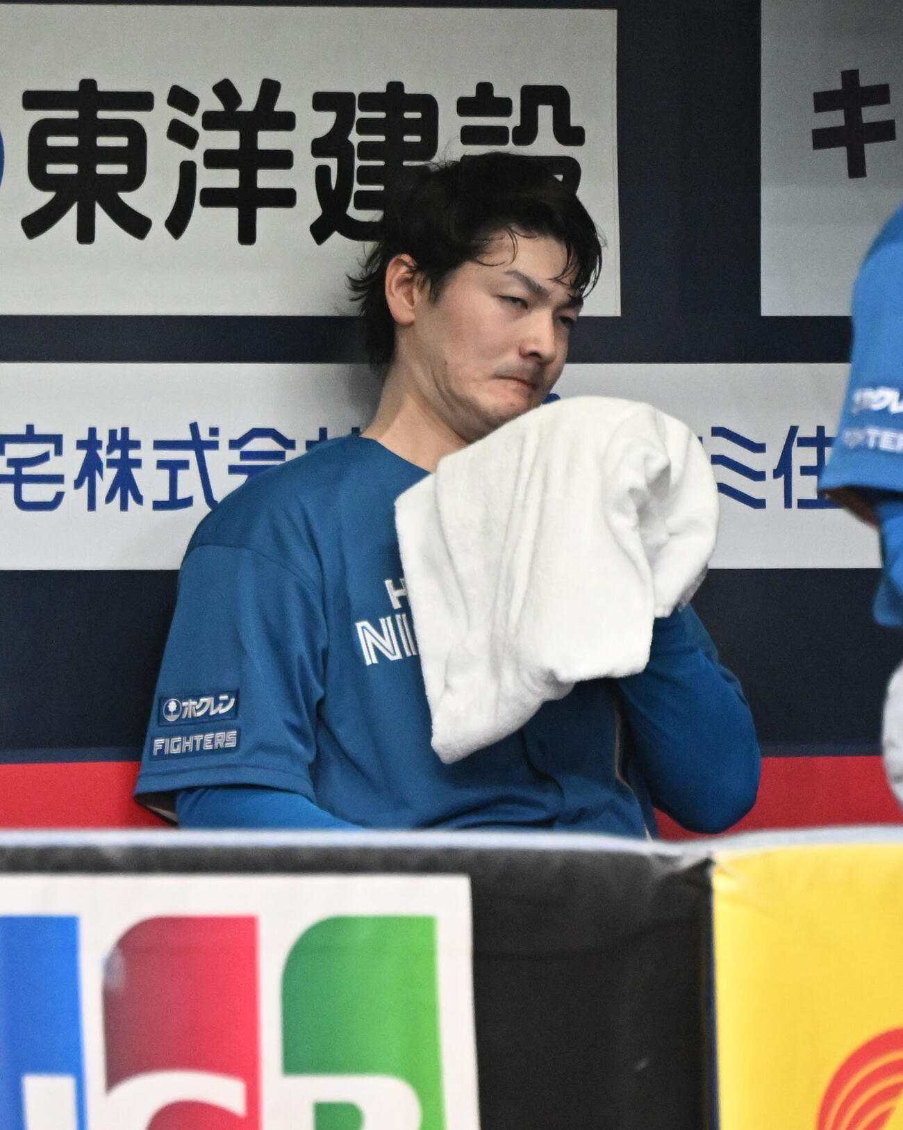 オリックス対日本ハム　4回途中で降板しベンチで汗をぬぐう有原航平（撮影・和賀正仁）