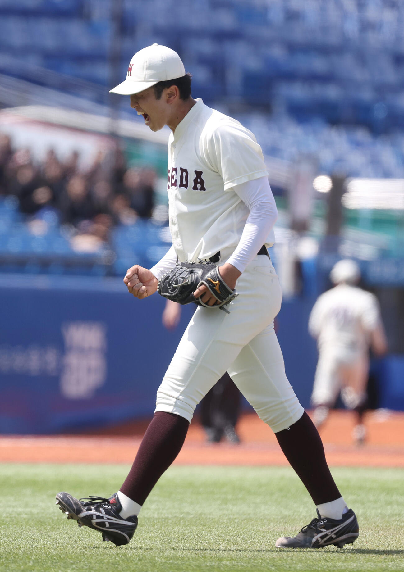 6大学野球　早大対法大　完投勝利の早大・高橋煌稀はガッツポーズする（撮影・柴田隆二）.