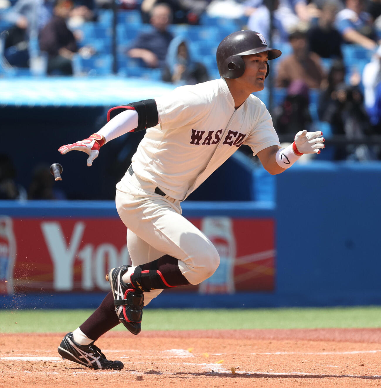 6大学野球　早大対法大　5回表早大1死三塁、阿部葉太は一塁ゴロを放ち、その間に三塁走者が生還する（撮影・柴田隆二）.