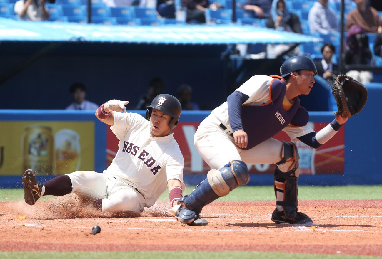 6大学野球　早大対法大　5回表早大1死三塁、阿部葉太の一塁ゴロで三塁走者寿田悠毅が生還する。法大・中西祐樹捕手（撮影・柴田隆二）.