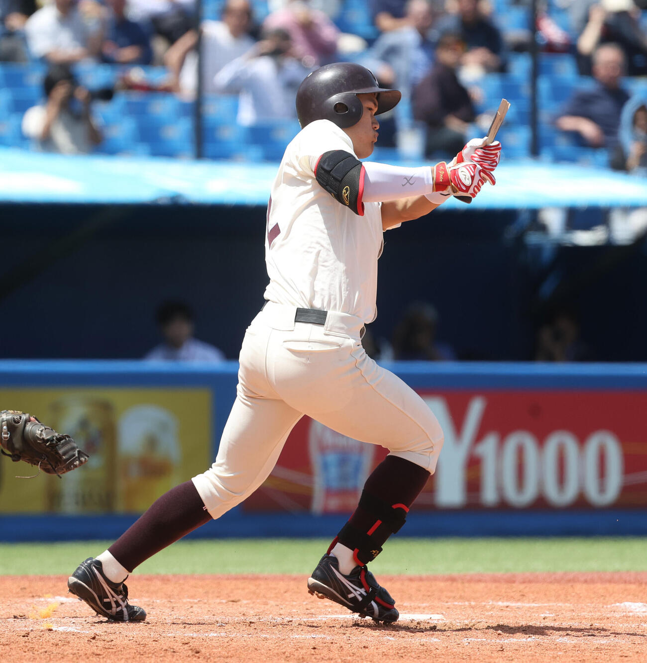 6大学野球　早大対法大　5回表早大1死三塁、阿部葉太は一塁ゴロを放ち、その間に三塁走者が生還する（撮影・柴田隆二）.