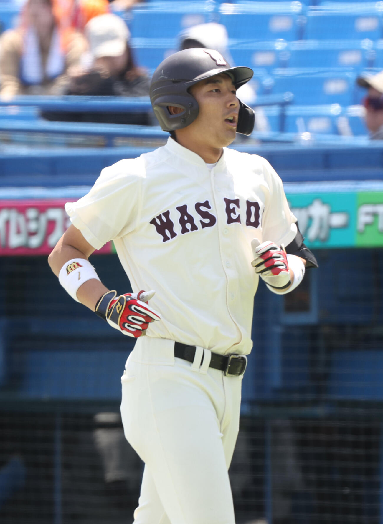 6大学野球　早大対法大　1回表早大1死二、三塁、寺尾拳聖は犠飛を放ちベンチに戻る（撮影・柴田隆二）.